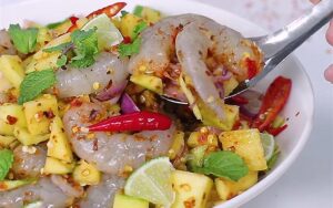 gỏi tôm sống với xoài xanh