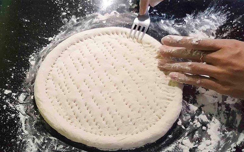 Làm đế bánh pizza