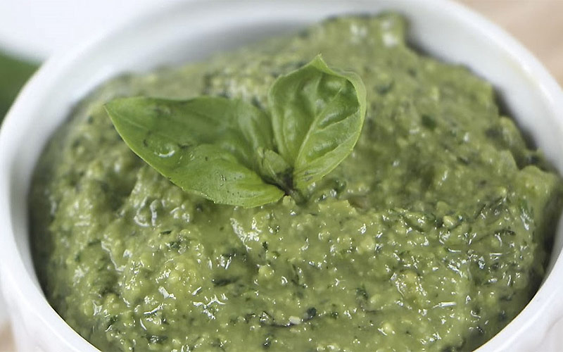 Làm sốt pesto