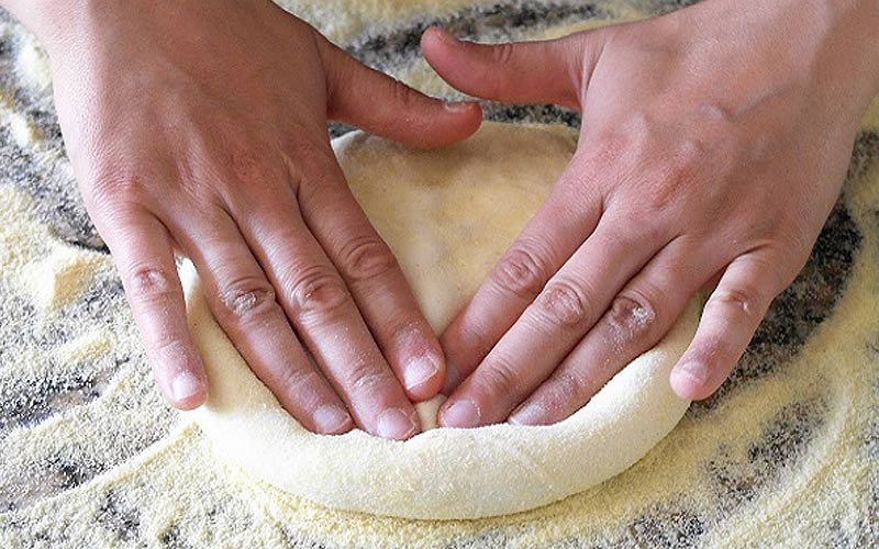 Trộn và nhào bột