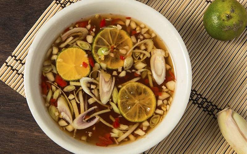 nước mắm chấm chân gà sả tắc