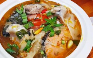 Cách nấu canh chua đầu cá hồi nấu ngót