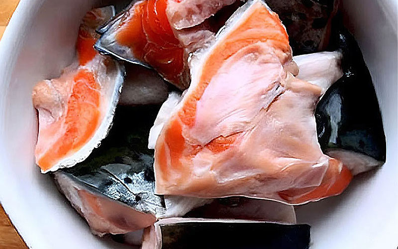 Sơ chế đầu cá hồi