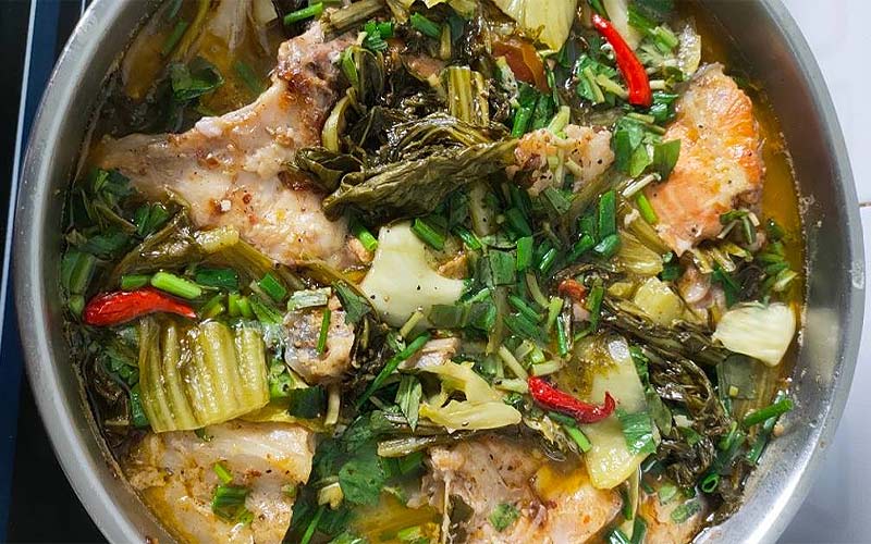 canh đầu cá hồi với dưa chua