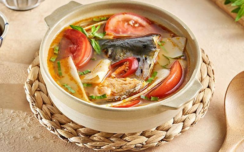 canh đầu cá hồi với măng chua
