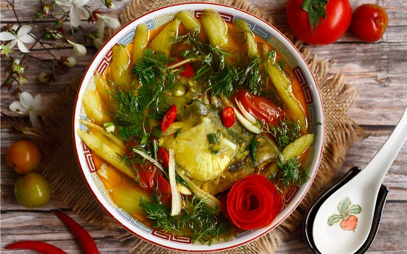 đầu cá hồi nấu canh chua dọc mùng